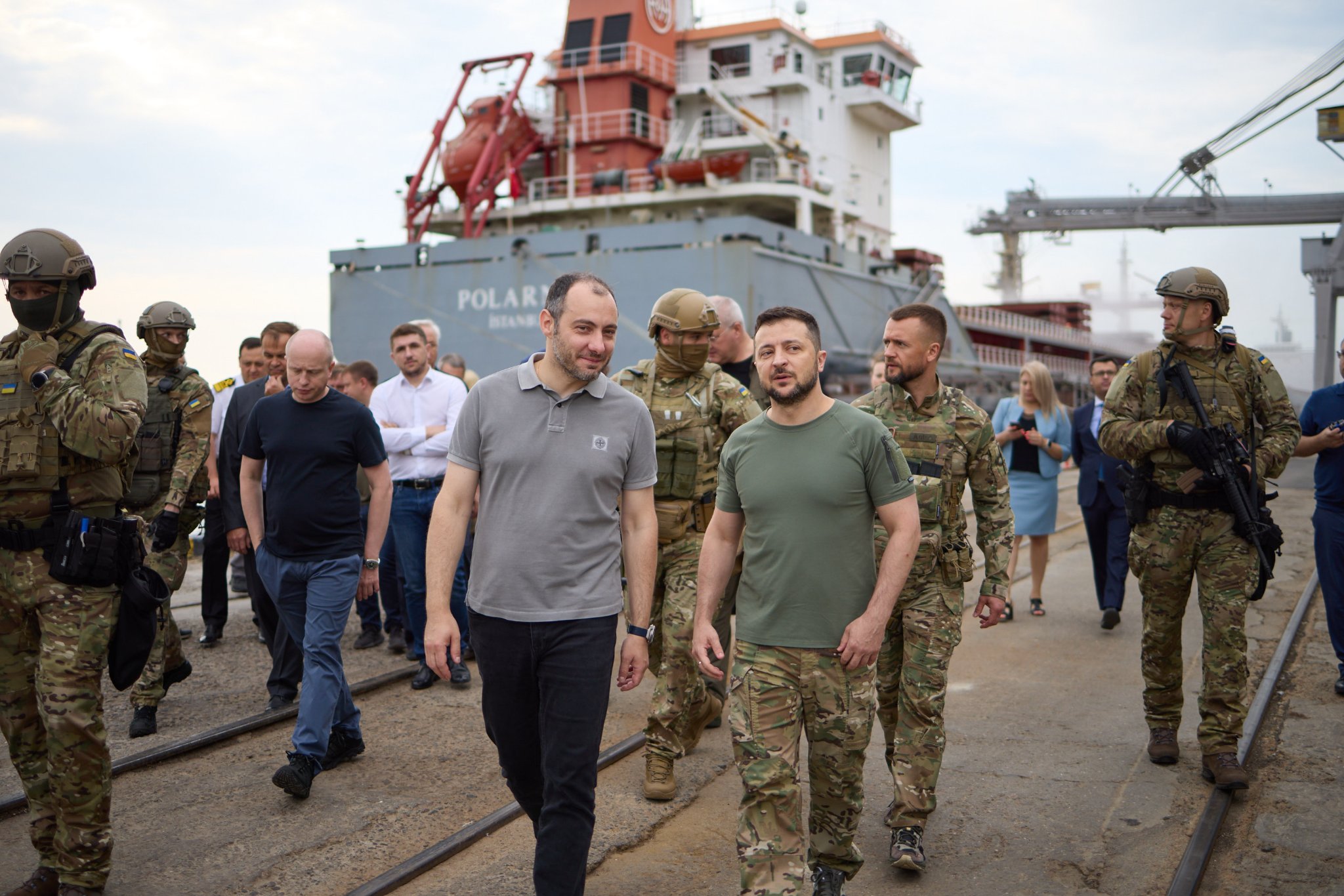 Zelenski supervisa en el puerto de Chornomorks el cargamento de un granelero