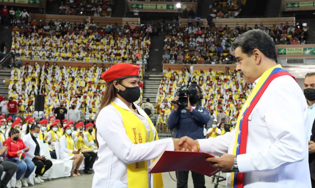 Maduro incorpora al sistema de salud a 2.199 médicos integrales comunitarios