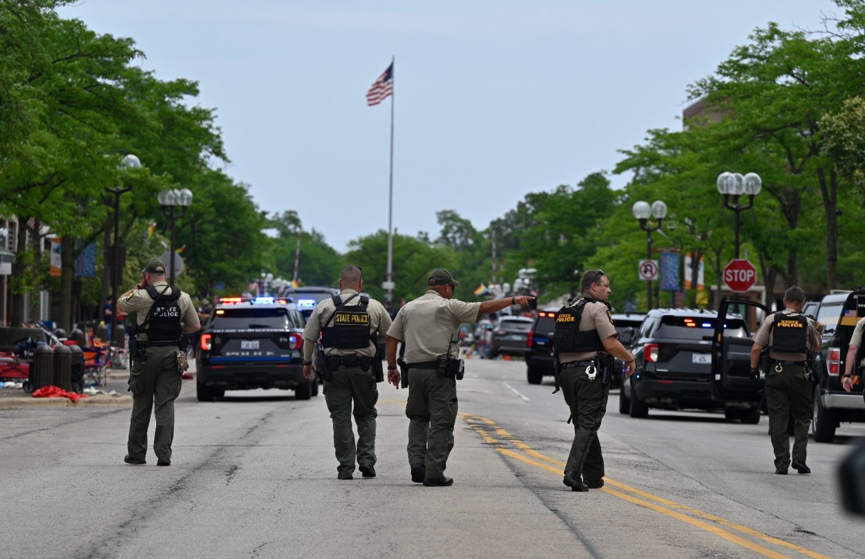 Al menos 5 muertos y 16 heridos en un tiroteo durante desfile en Illinois, EEUU