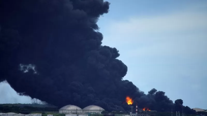 Bomberos en Cuba tratan de contener un incendio en Matanzas que ha dejado decenas de heridos