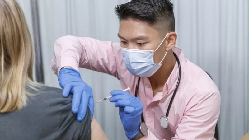 Covid: cómo funciona la vacuna de doble cepa contra el coronavirus aprobada en Reino Unido