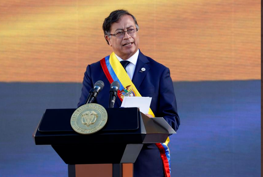 Petro: "Convocamos a todos los armados a dejar las armas"