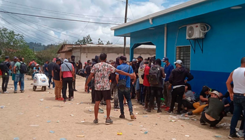 Detienen coyote en Hondura con 15 migrantes venezolanos