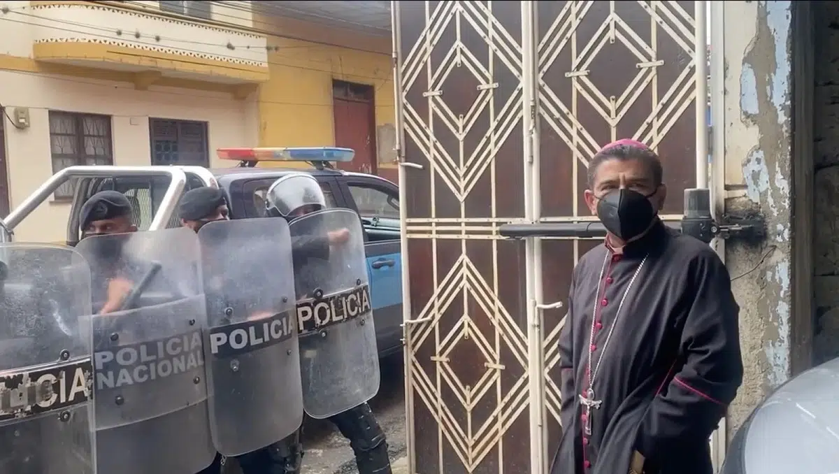 Episcopado de Nicaragua expresa solidaridad con obispo Rolando Suárez retenido por la Policía