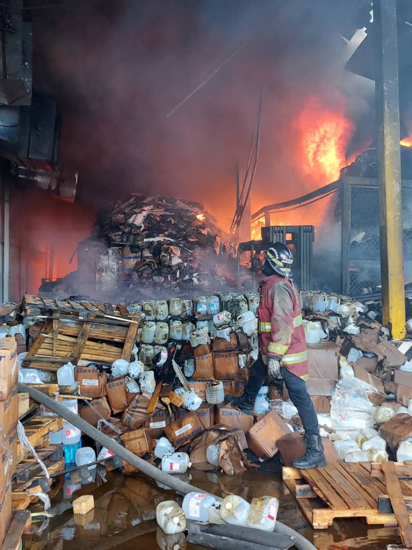 Controlan incendio en depósitos del Ministerio de la Salud en Antímano