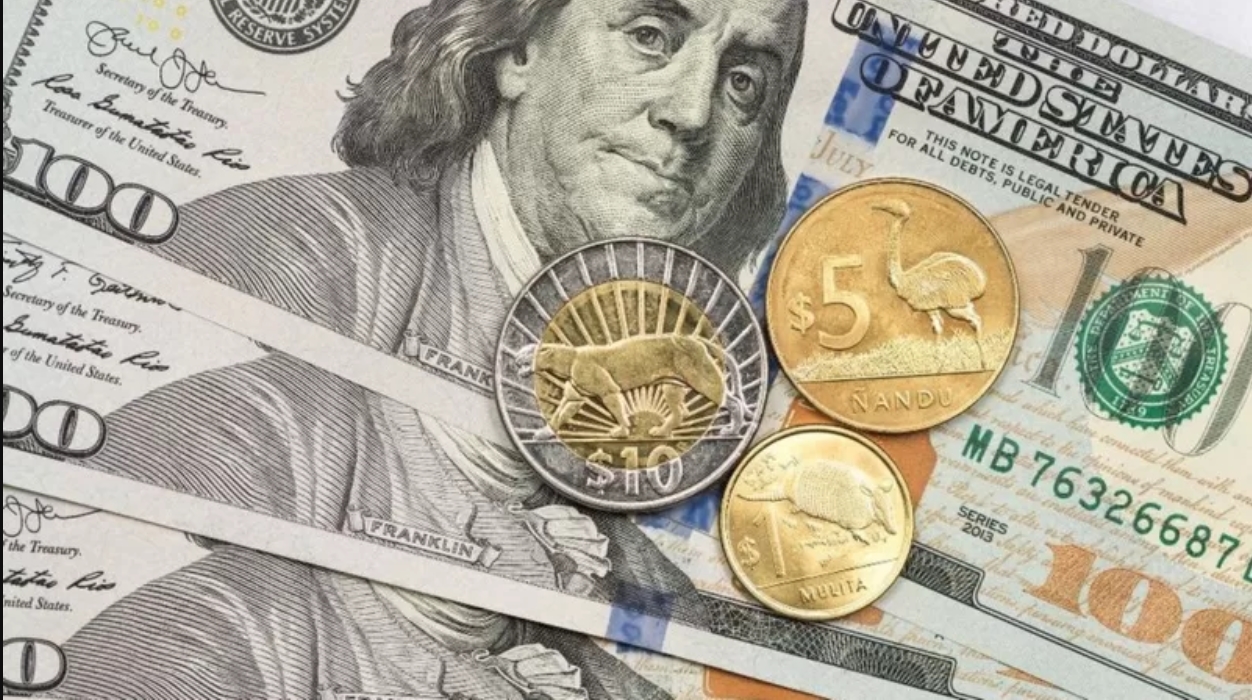Por qué Uruguay tiene la moneda que más se fortalece frente al dólar en América Latina (y cuáles son los pros y contras)