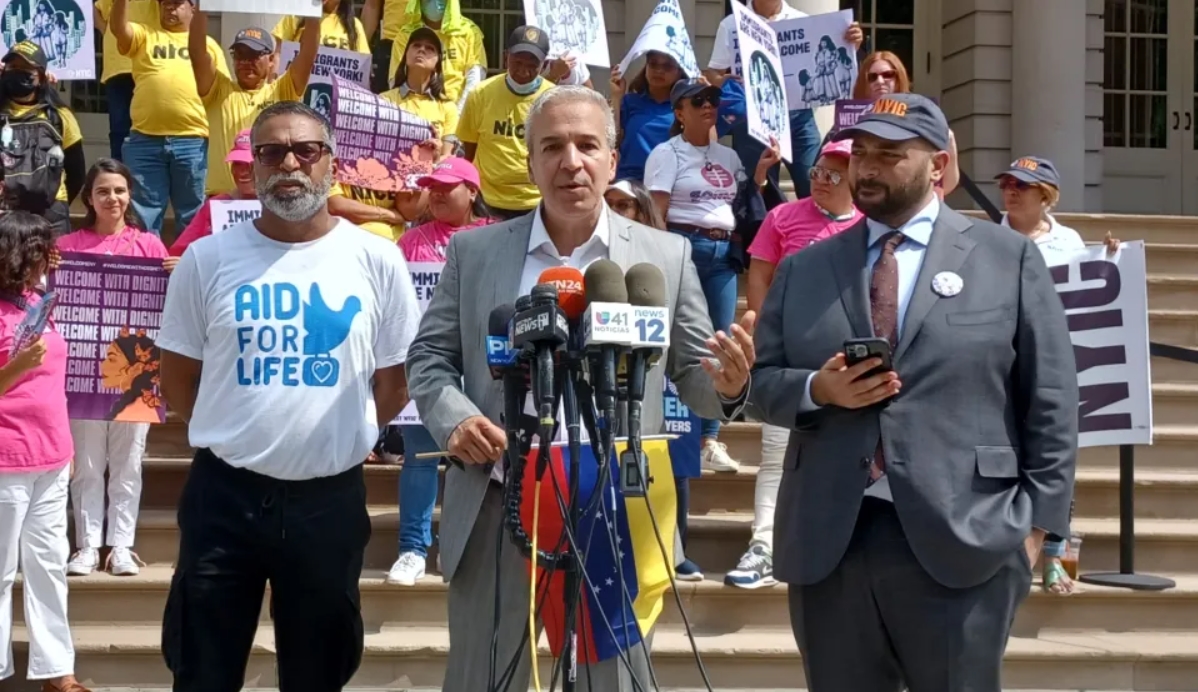 Activistas advierten que migrantes recién llegados a Nueva York pueden terminar en las calles