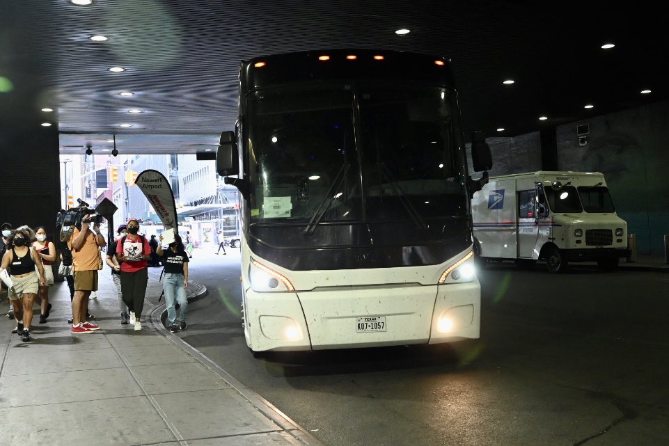Familias migrantes que llegaron en autobuses a Nueva York recibirán ayudas por hijos