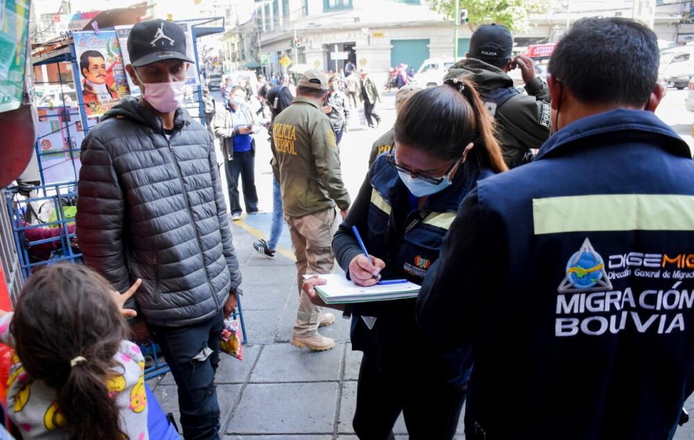 Unos 4.328 extranjeros se regularizan en Bolivia