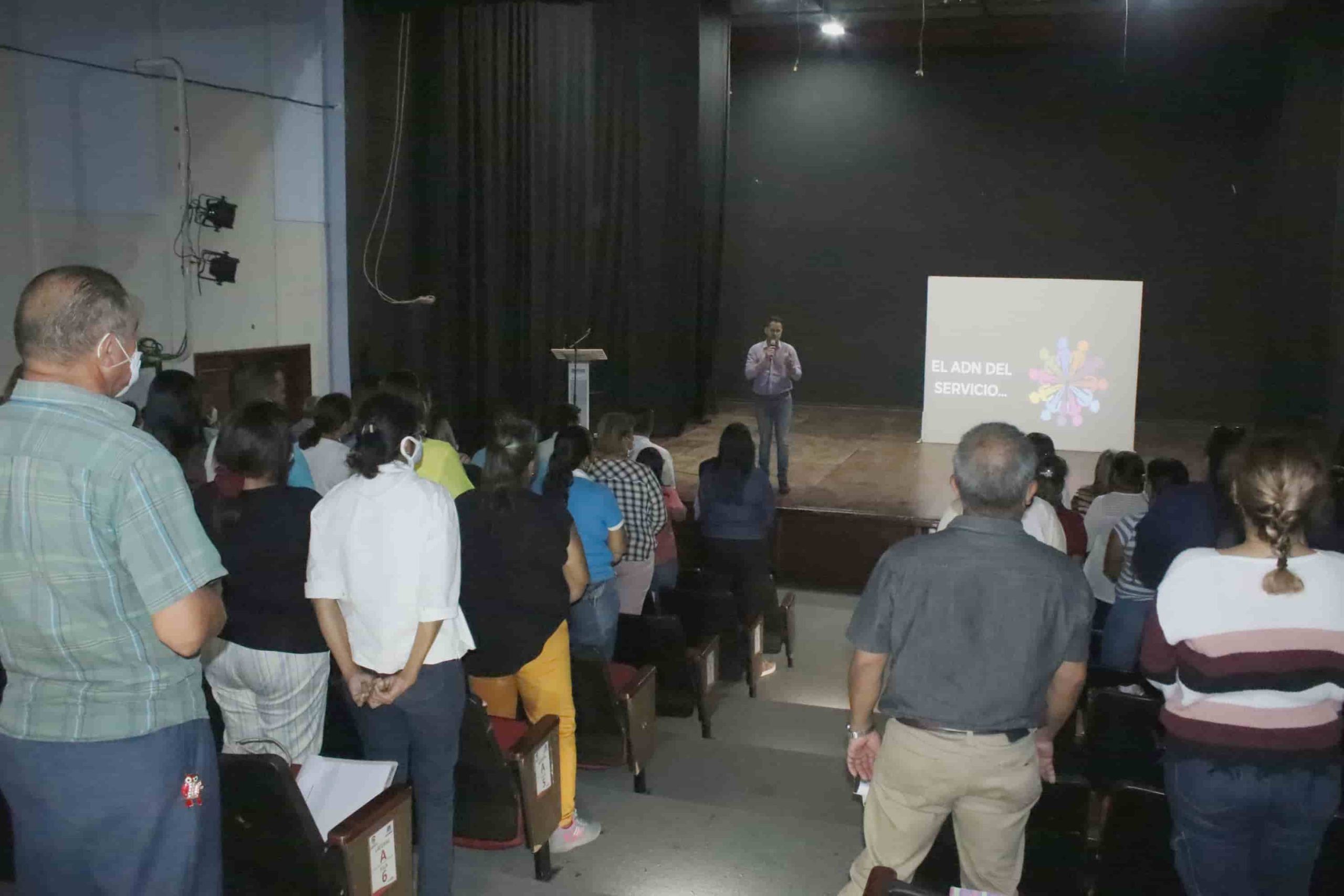 Directores de 110 planteles educativos participan en taller de liderazgo y servicios