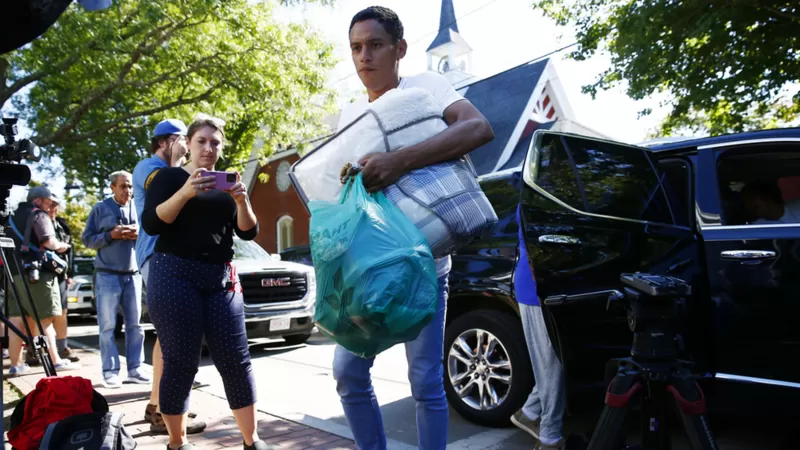 La indignación con Ron DeSantis, el gobernador de Florida que mandó decenas de migrantes venezolanos y colombianos en avión a Martha's Vineyard