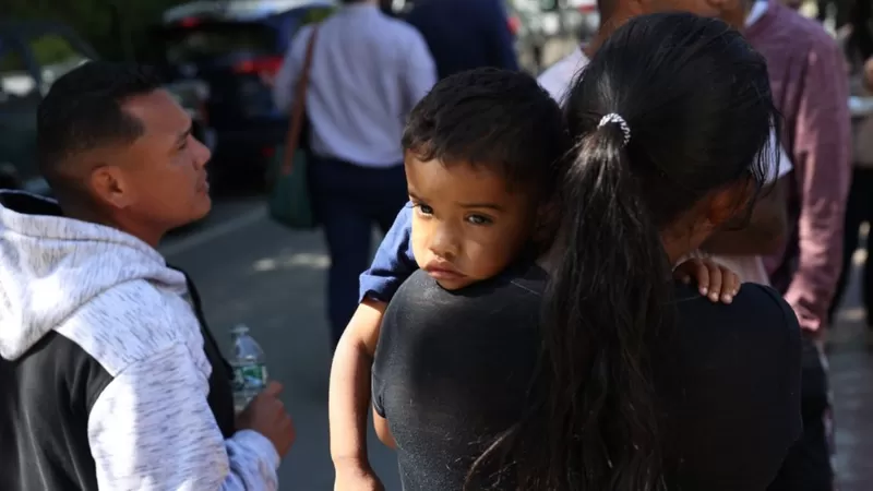 "Vinimos a EE.UU. pensando que era un país de leyes": los migrantes venezolanos que demandan al gobernador de Florida por "reubicación fraudulenta" en una isla turística