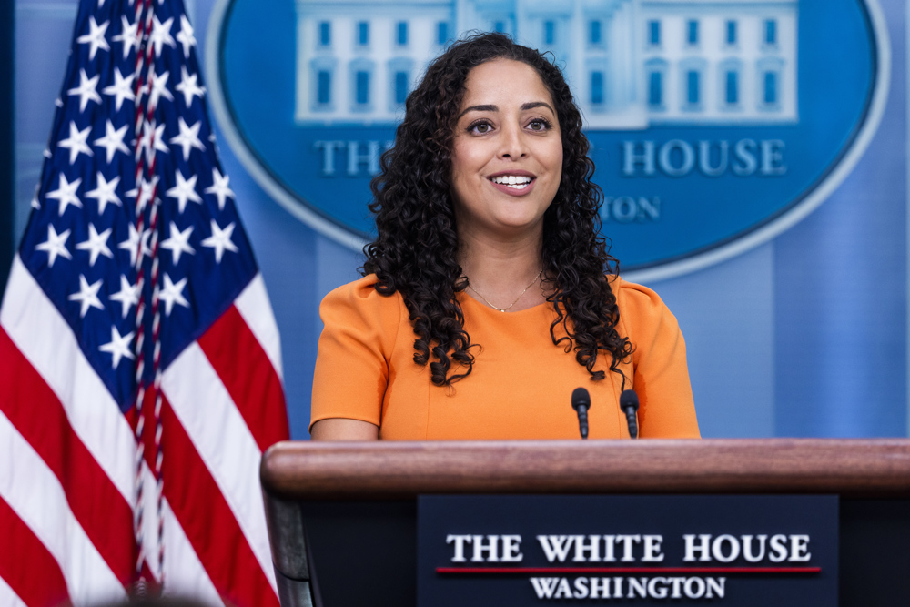Una venezolana encabezó rueda de prensa diaria de la Casa Blanca que se dio en español