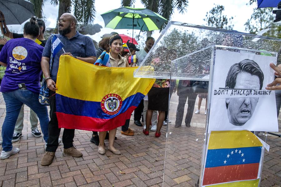 Crece la presión sobre DeSantis por envío de venezolanos a Massachusetts