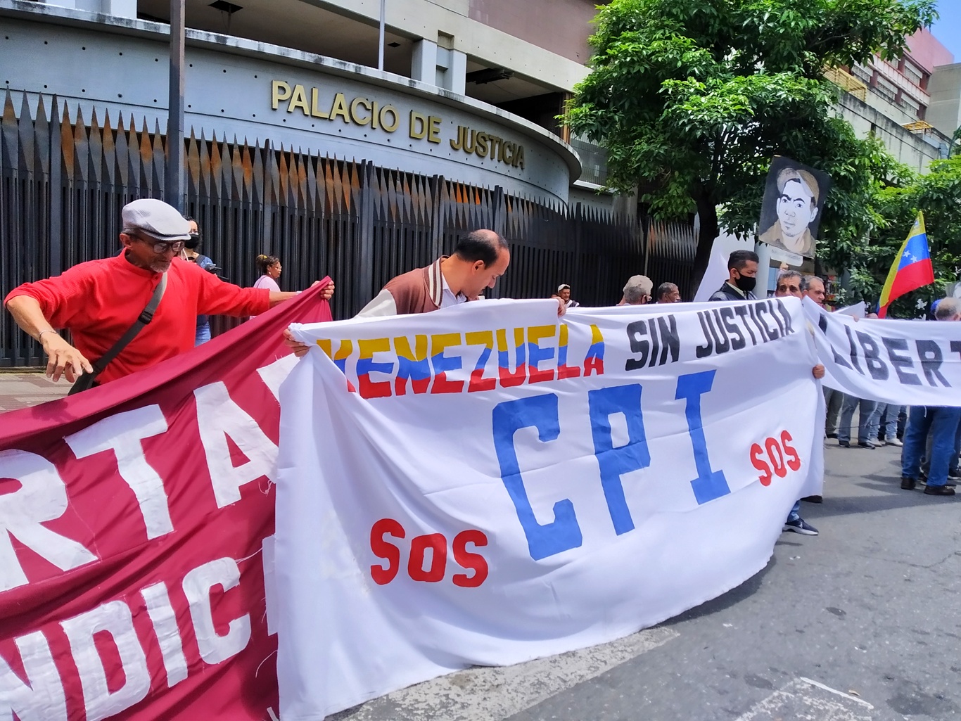Familiares de presos políticos protestan en el Palacio de Justicia este 26 septiembre