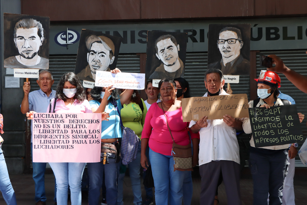 Familiares de presos políticos protestan en el Palacio de Justicia este 26 septiembre