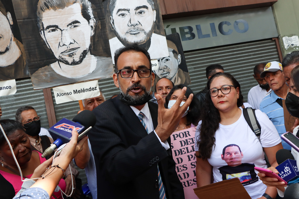 Familiares de presos políticos protestan en el Palacio de Justicia este 26 septiembre