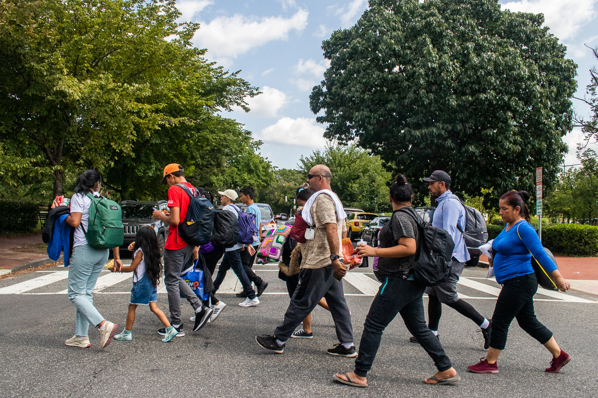 Migrantes venezolanos caminan por las calles de Washington DC