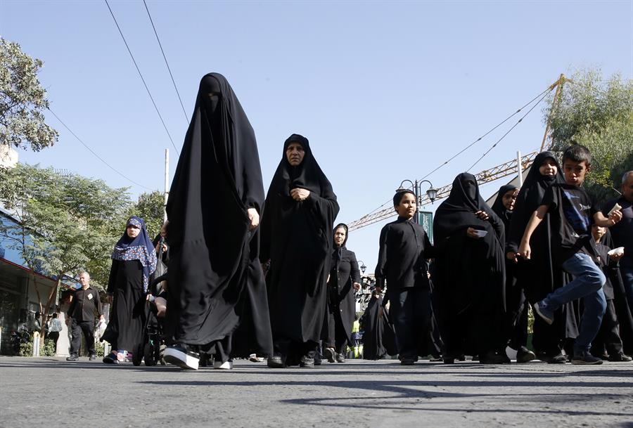 Irán: Policía dispersa con gas lacrimógeno manifestación tras muerte de joven mujer