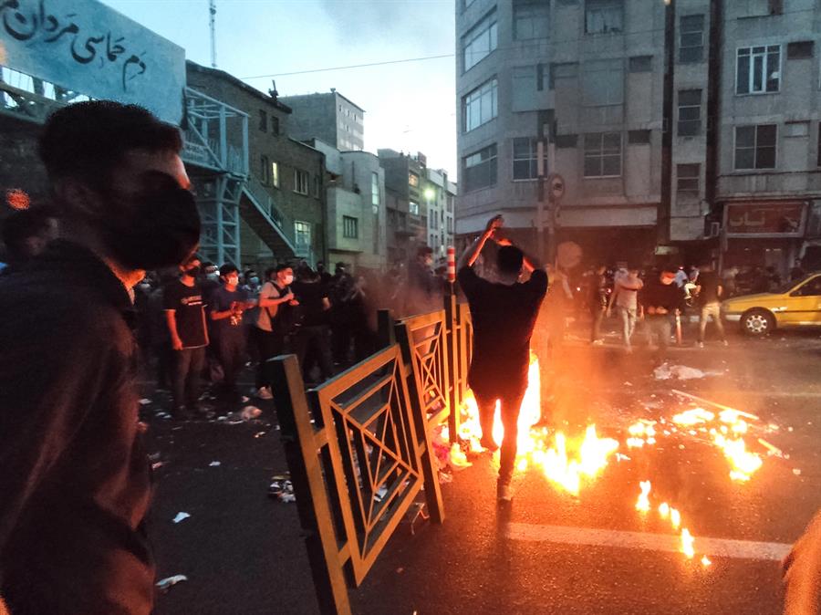 Protestas por Masha Amini causan 17 muertos Irán, según la televisión estatal