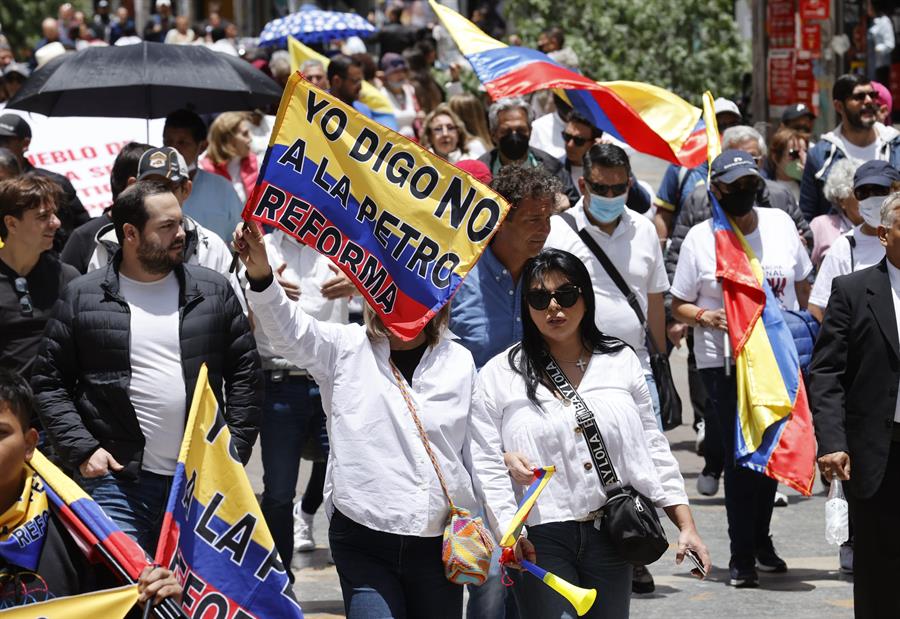 Colombianos protestan por primera vez contra el Gobierno de Petro