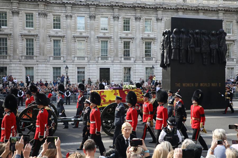 Ciudadanos entran a rendir tributo a Isabel II en su capilla ardiente