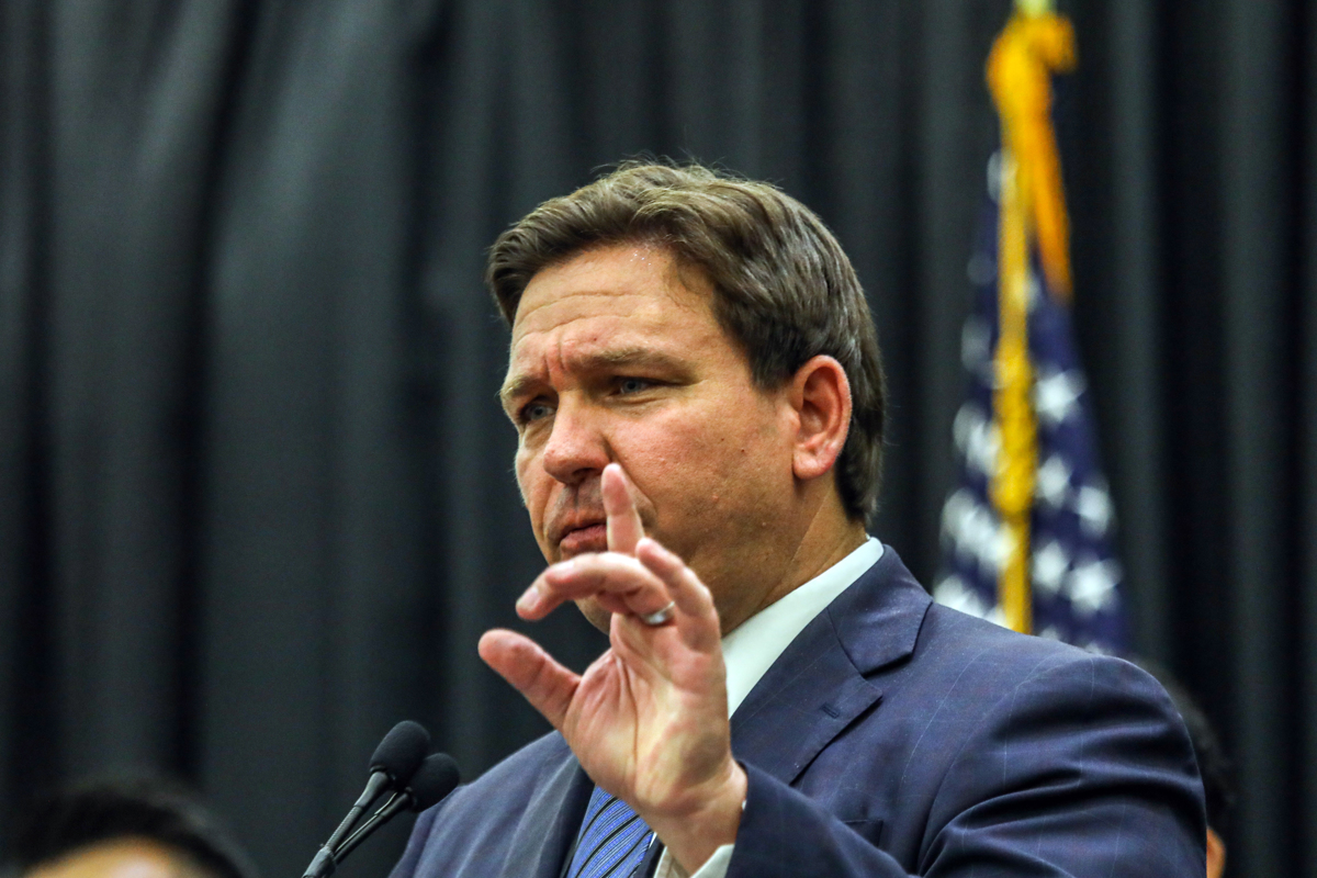 Gobernador de Florida está "orgulloso" de poner la crisis migratoria en primer plano