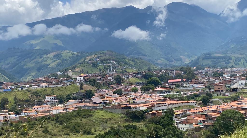 Dan con un rastro de las familias buscadas en montañas de La Grita