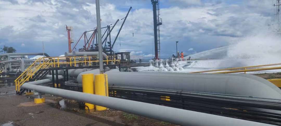 Se incendia buque petrolero en puerto de Guaraguao, en Anzoátegui