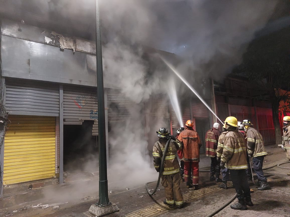 Se queman locales en Mersur, en el centro de Caracas
