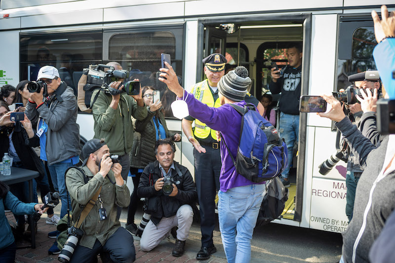 Trasladan a migrantes venezolanos de Martha's Vineyard a una base militar de Massachusetts