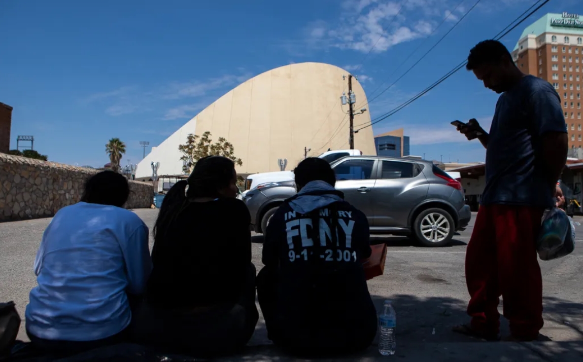 Liberan a cientos de migrantes venezolanos en calles de El Paso, Texas