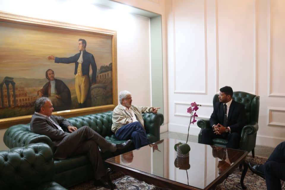 Ministro de Comercio colombiano llega a Venezuela a cumplir agenda de trabajo