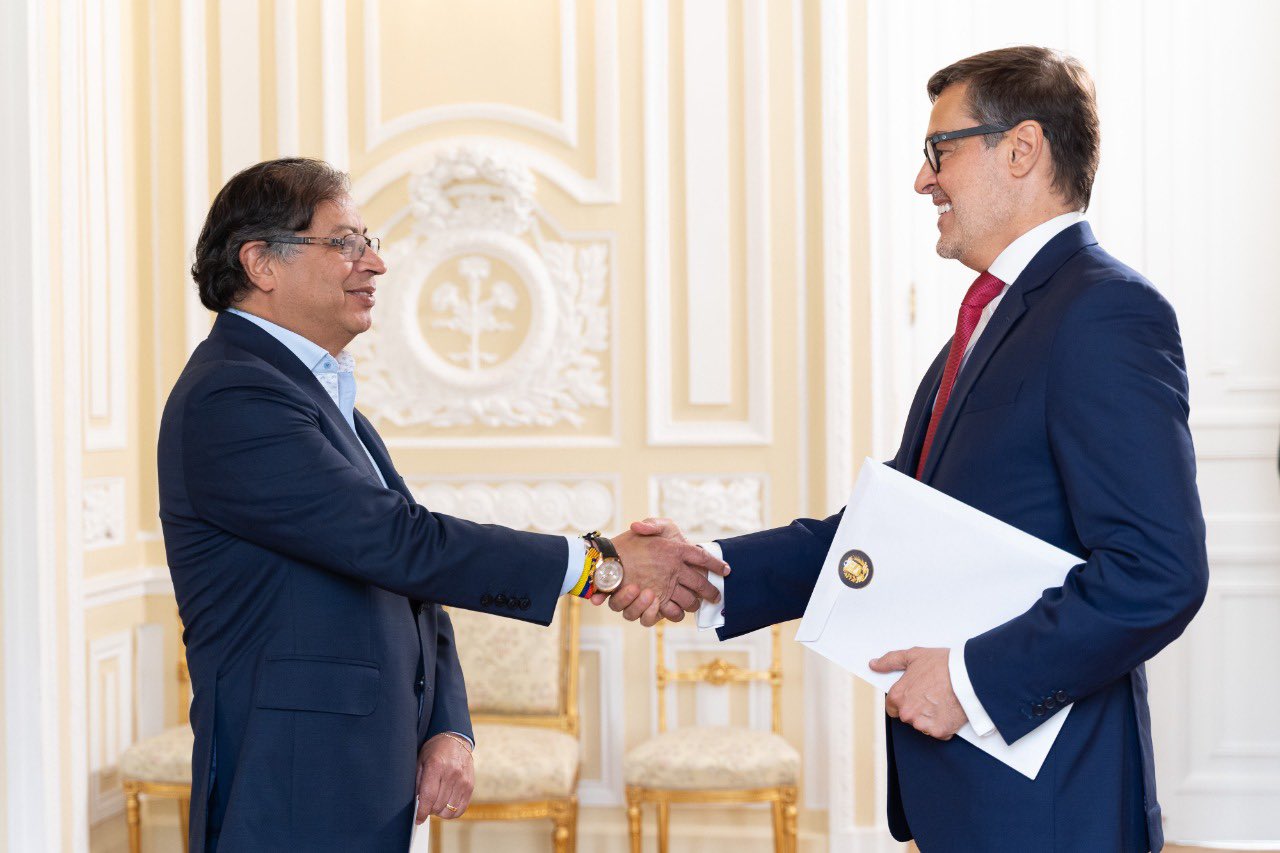 Gustavo Petro recibe cartas credenciales del embajador venezolano Félix Plasencia