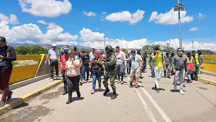 Aún definen horarios para el paso de transporte de carga tras reapertura de la frontera