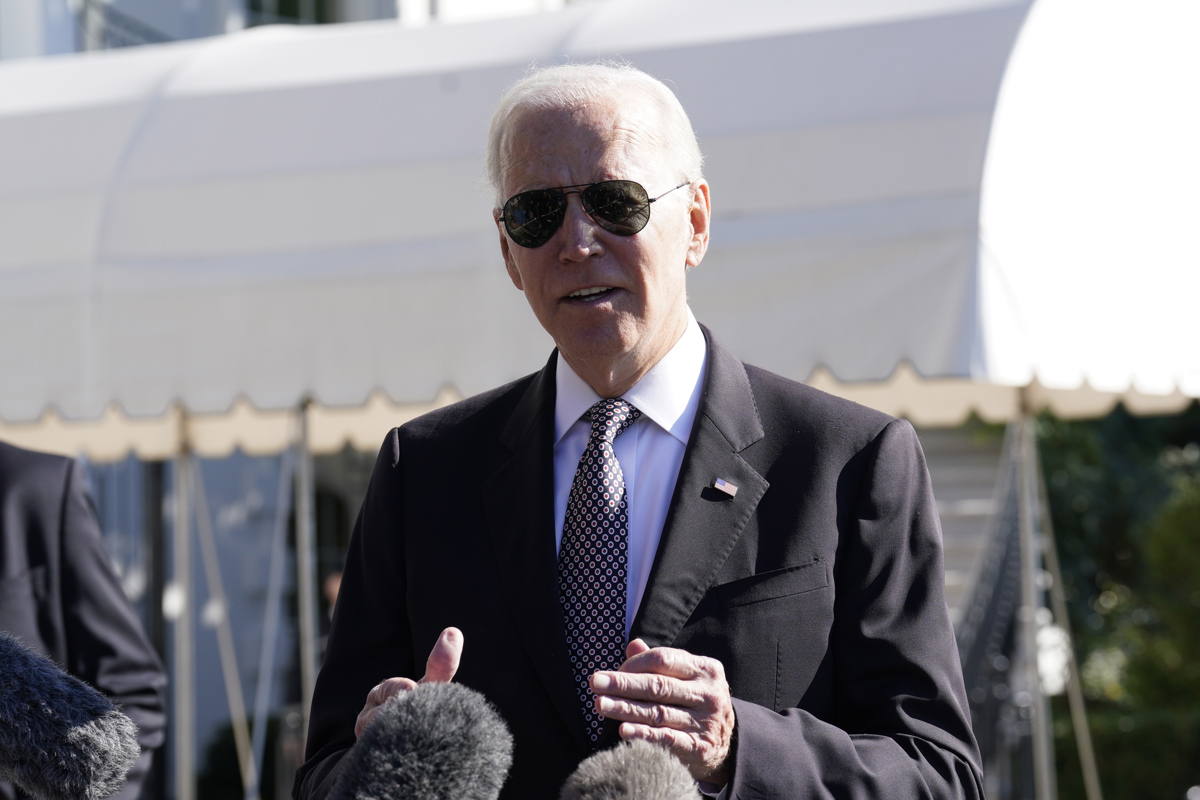 Biden dice que Maduro tiene que hacer mucho para que se relajen sanciones