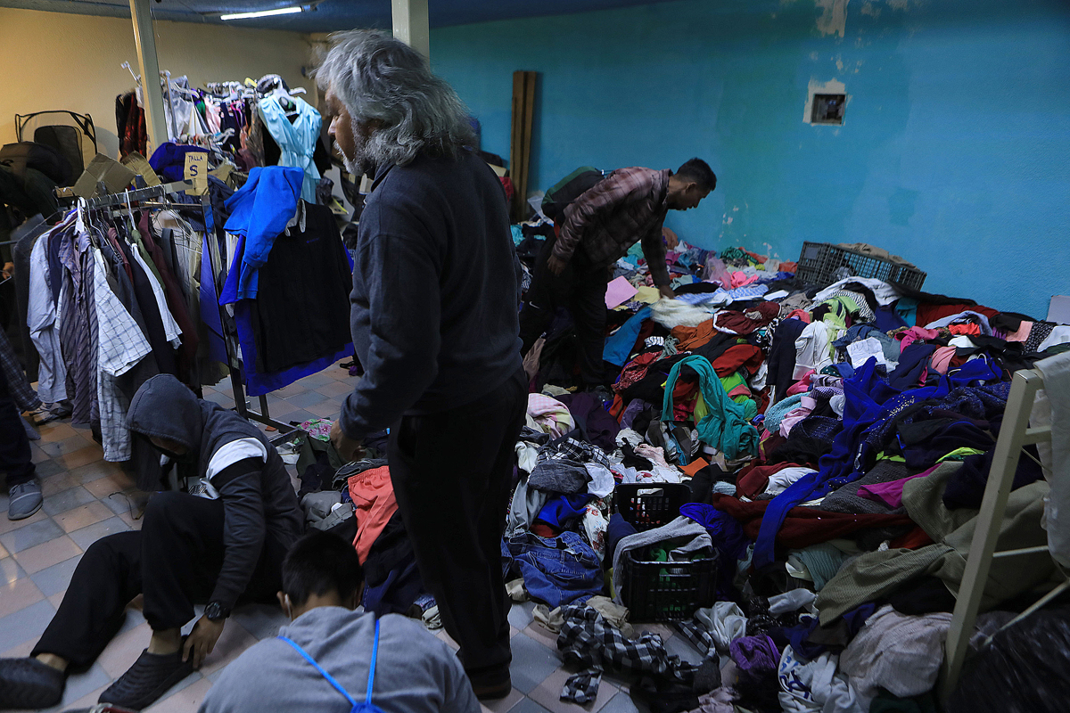 Mexicanos instalan "Gratis Tienda" para venezolanos varados en la frontera