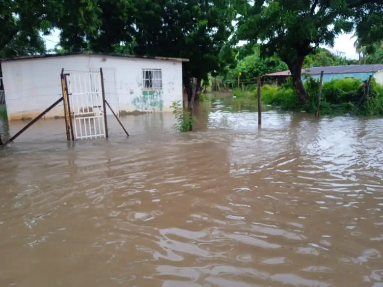 Reportan inundaciones en Cabimas por fuertes lluvias desde la madrugada de este #8Oct