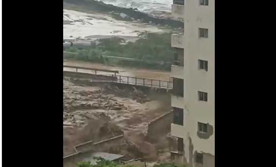Alerta en Vargas por desbordamientos de ríos en Caraballeda y Macuto