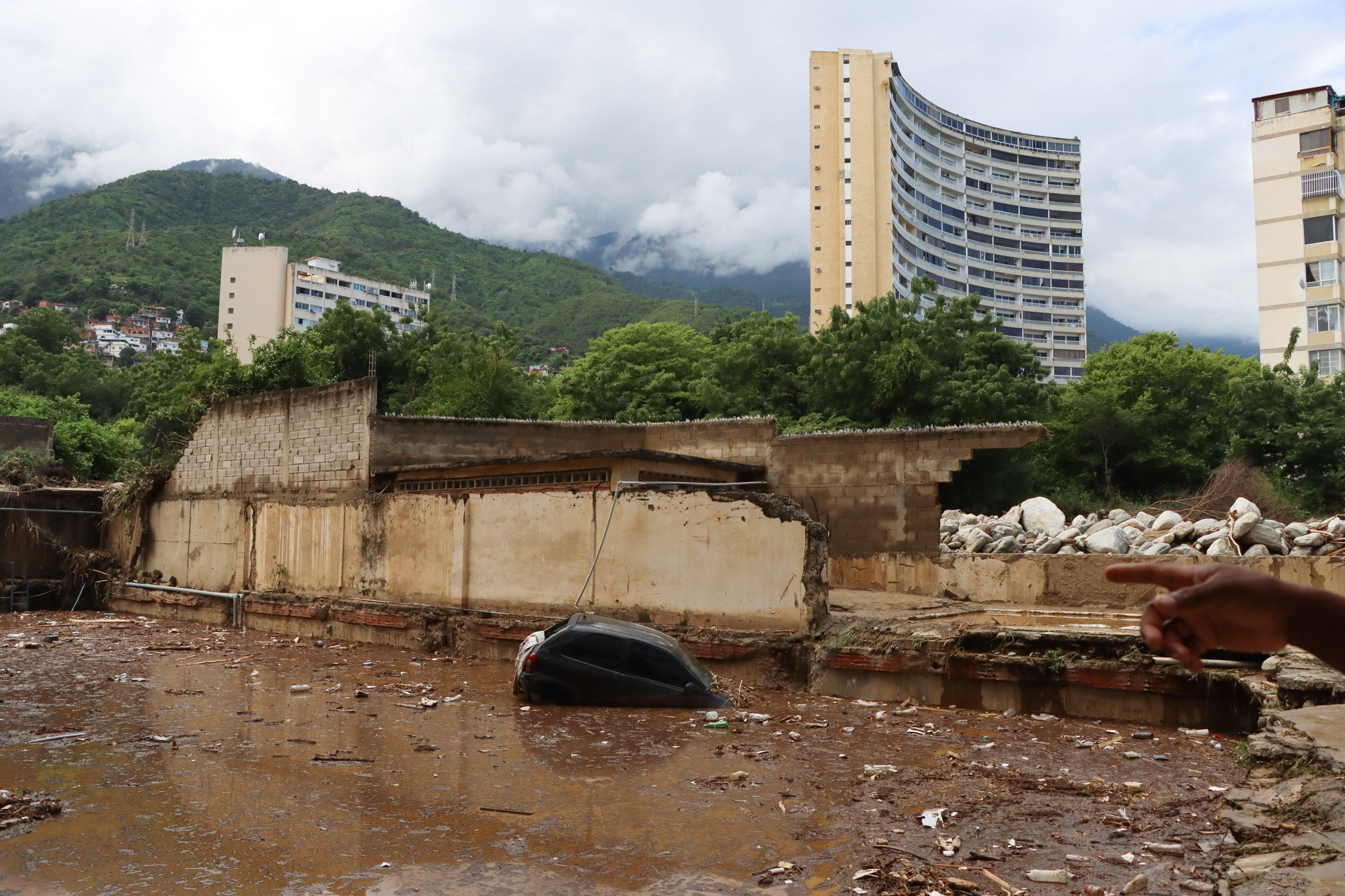 Macuto- desbordamiento del río el Cojo (Mairet Chourio)