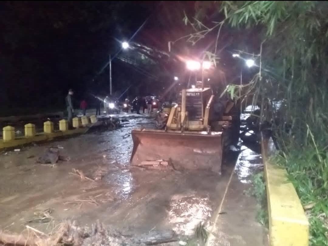 Se desbordan quebradas en La Victoria e inundan calles en El Consejo en Aragua