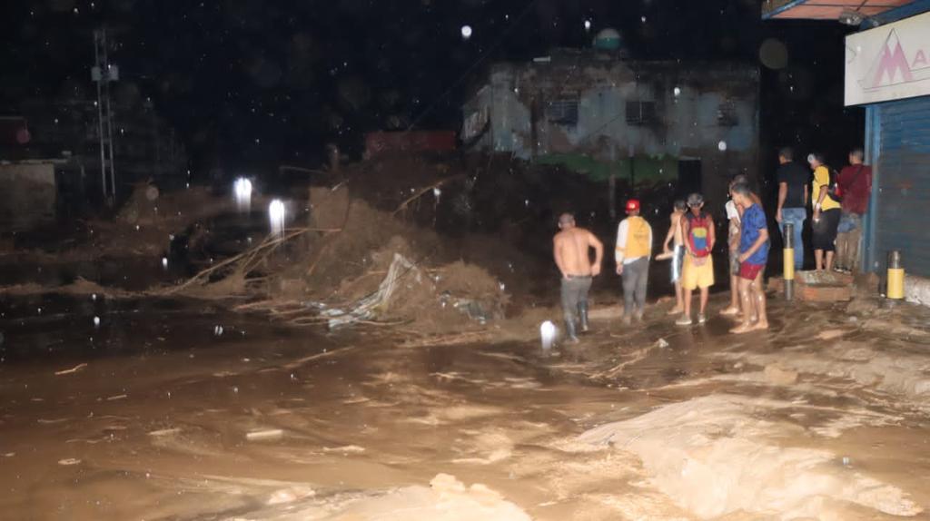 Dos personas fallecidas y una desaparecida por deslave en Las Tejerías