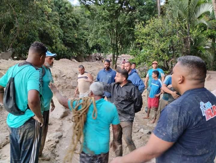 Vía aérea rescatan a personas afectadas por desbordamiento de río en El Castaño