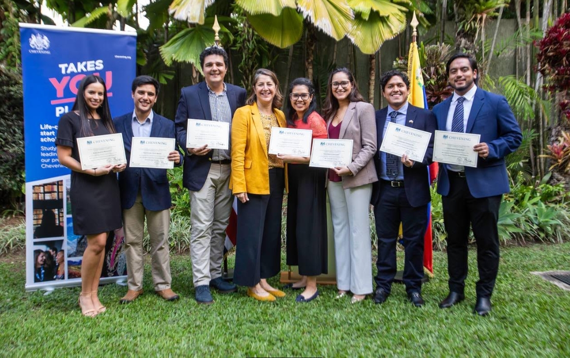 Plazo para postularse a becas Chevening termina el 1 de noviembre de 2022
