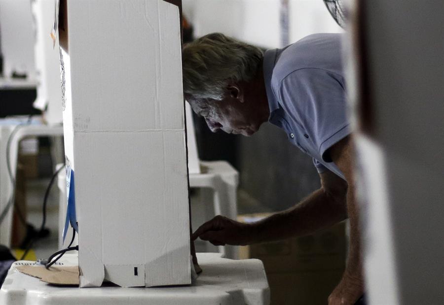 Autoridad electoral de Brasil pide explicaciones a la Policía por retenes