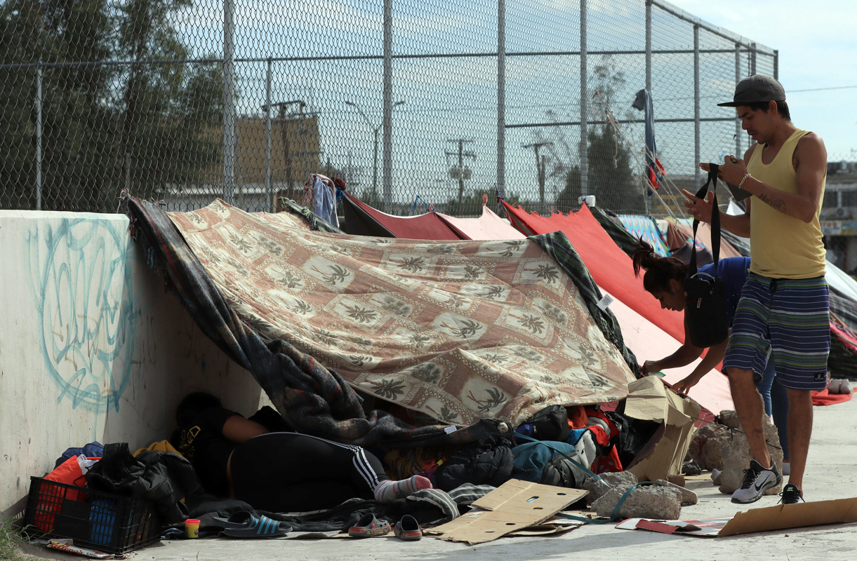 Venezolanos piden asilo en frontera sur de México para evitar deportación