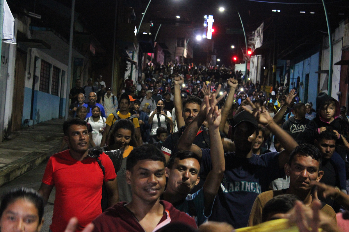 Caravana de venezolanos parte del sur de México pese a restricciones de EEUU