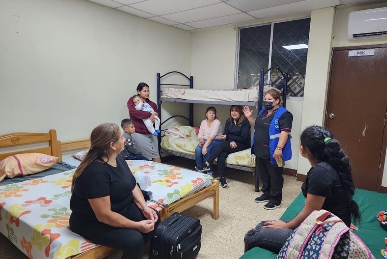 Asisten a 70 venezolanos que esperaban en Ecuador vuelo de repatriación