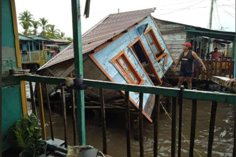 Fuerte oleaje en Lago de Maracaibo ocasiona derrumbe de palafitos