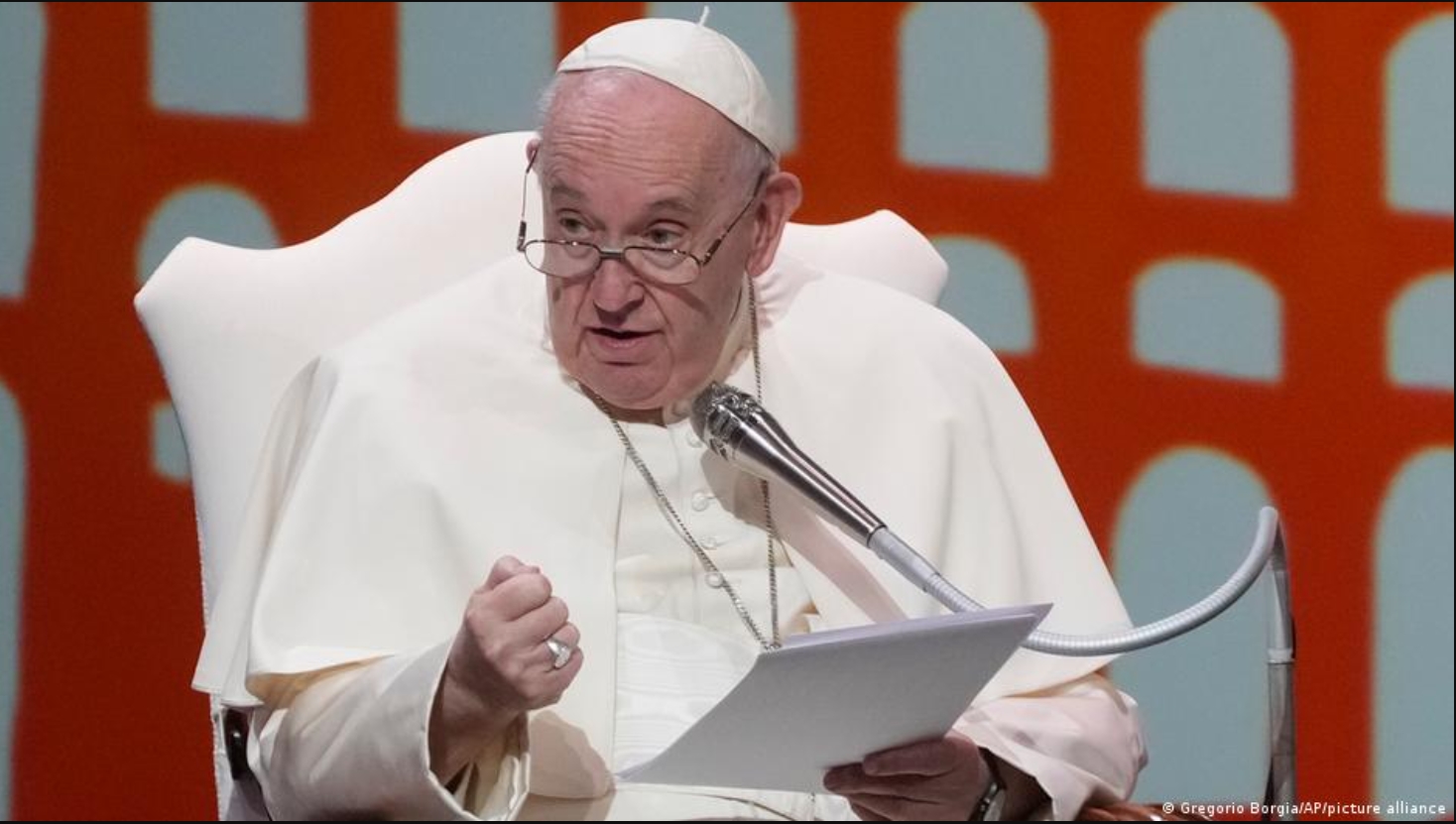 Papa Francisco : ser homosexual no es un delito